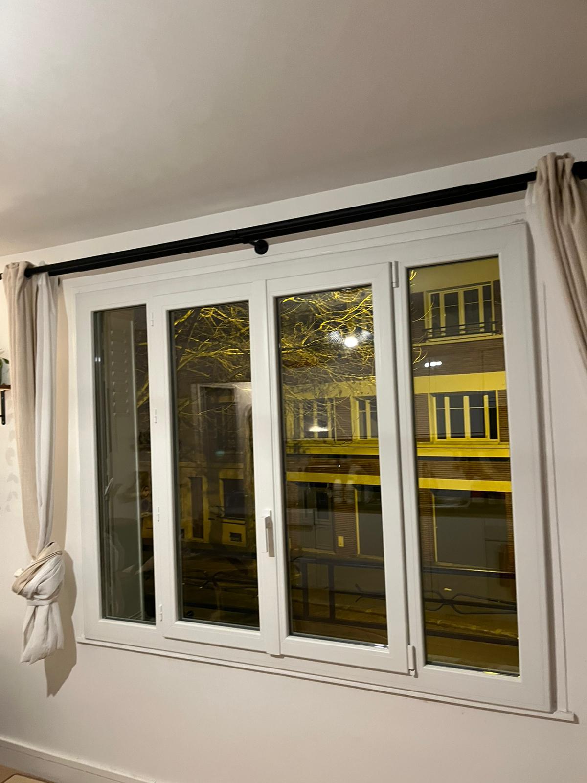 Fenêtre coulissante en aluminium noir avec grande baie vitrée offrant une vue panoramique